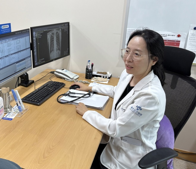 환자와 상담하고 있는 좋은강안병원 가정의학과 이가영 과장.(제공=좋은강안병원)