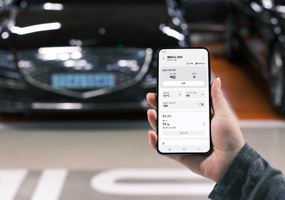 삼성 스마트싱스로 커넥티드 카 서비스를 이용하는 모습.(사진=현대자동차)