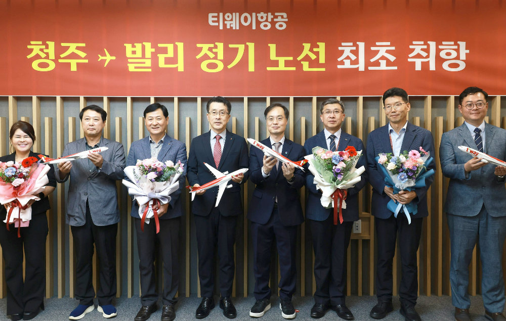 9월 25일(목) 청주국제공항에서 심창섭 티웨이항공 커뮤니케이션 담당임원(왼쪽에서 네 번째), 김영찬 티웨이항공 청주지점장(오른쪽에서 첫 번째), 이복원 충북도 경제부지사(오른쪽에서 네 번째), 성승면 한국공항공사 청주국제공항장(오른쪽에서 세 번째)이 청주국제공항 관계자들과 함께 청주-발리 노선 운항 기념 행사를 진행하고 기념사진을 촬영하고 있다.(사진=티웨이항공)