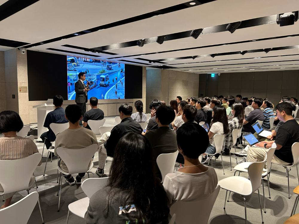 한국앤컴퍼니그룹이 진행한 ‘모빌리티 인스퍼레이션 데이’ 첫 특강에서 장진택 미디어오토 대표가 ‘전기차·자율주행 시대에 필요한 준비’를 발표하고 있다.(사진=한국앤컴퍼니그룹)