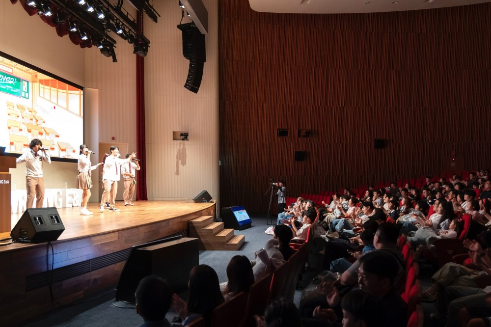 삼성E&A 가족초청행사 공연을 관람 중인 임직원 가족들.(사진=삼성E&A)