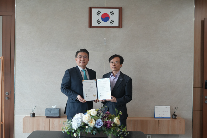 (왼쪽부터) 이원기(한국컴플라이언스인증원), 김홍근(전력거래소 이사장 직무대행). (사진=전력거래소)