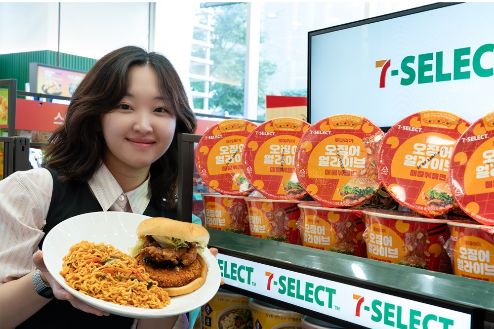 세븐일레븐 ‘세븐셀렉트 오징어얼라이브 매콤볶음면’ 선보여