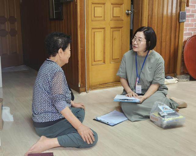 명절 연휴 전 어르신 안부를 미리 확인하는 모습