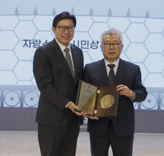 박형준 부산시장과 기념촬영하고 있는 구정회 회장.(사진제공=좋은강안병원)