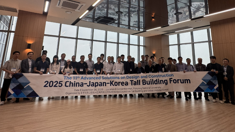 한∙중∙일 초고층 전문가들이 ‘롯데캐슬 드메르’를 견학한 후 기념촬영을 하고 있다.(사진=롯데건설)