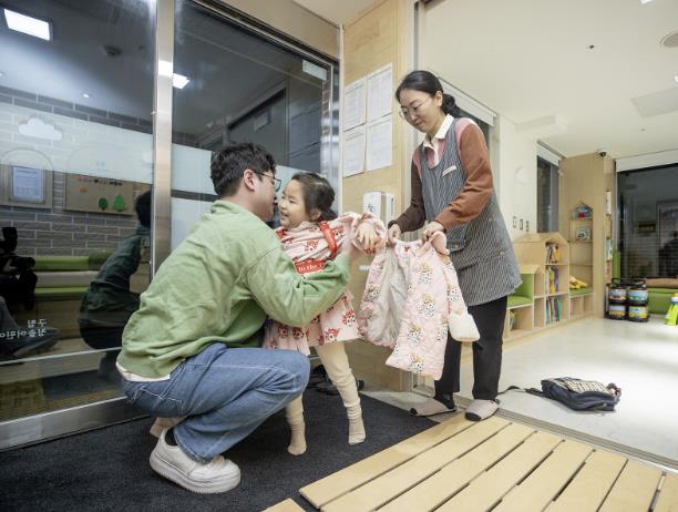 ‘양천형 밤샘 긴급돌봄 어린이집’에서 하원하는 영유아 모습