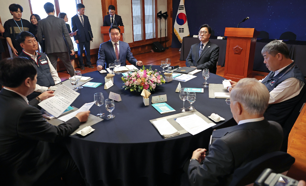 사회적대화 위해 모인 국회의장-노사 5단체 대표(사진=연합뉴스)