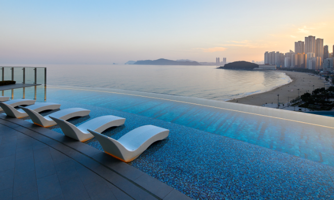 시그니엘 부산 야외 수영장.(사진=시그니엘 부산)