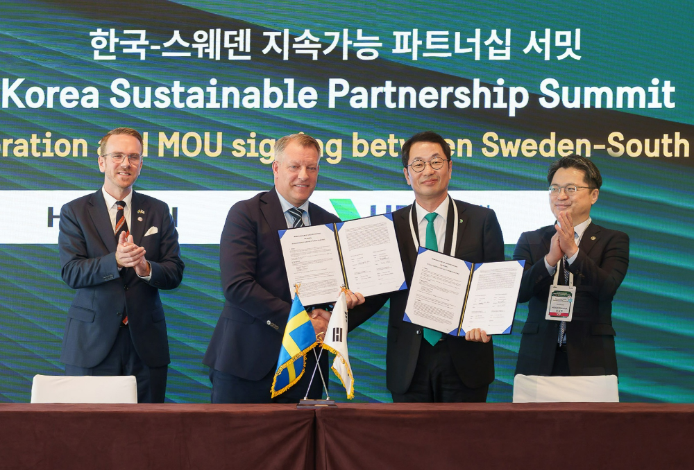 (왼쪽 두번째) 히타치에너지 니클라스 페르손 전력솔루션사업부 CEO, (왼쪽 세번째) HD현대일렉트릭 김영기 사장.(사진=HD현대일렉트릭)