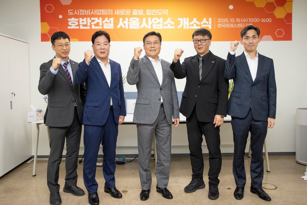 (가운데) 박철희 호반건설 사장, (왼쪽에서 두번째) 조형식 도시정비사업팀 이사.(사진=호반건설)