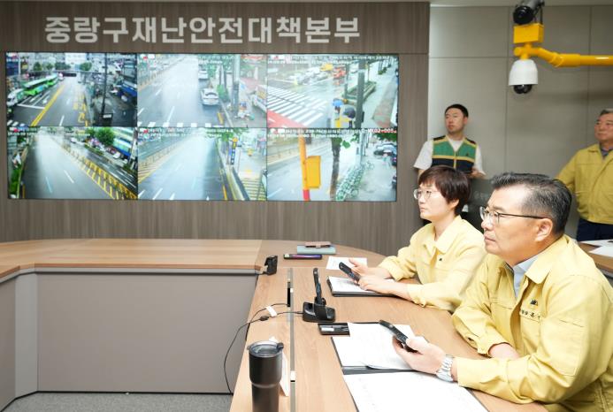 재난안전대책본부 회의에 참석한 류경기 중랑구청장의 모습