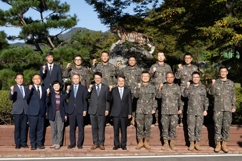 김동연 경기지사가 맹호부대를 방문해 기념촬영을 하고 있다.