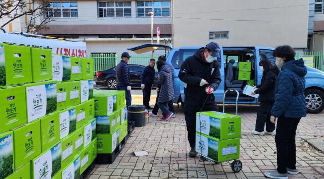 작년에 열린 절임배추 직거래 행사에서 구로구 주민이 절임배추를 받고 있다.