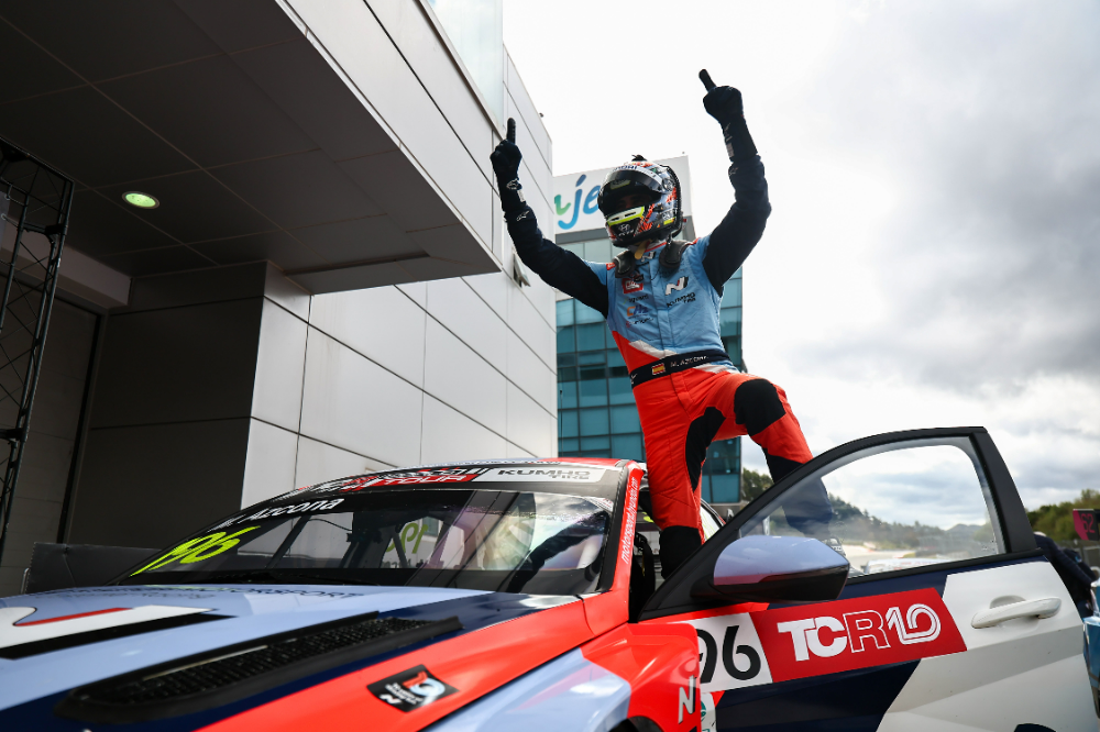 미켈 아즈코나 선수가 10월 17일(금)~19일(일) 열린 '2025 TCR 월드투어' 6라운드 한국 대회에서 우승을 차지하고 기뻐하는 모습.(사진=현대자동차)