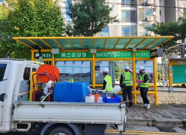 버스승강장 물청소 모습