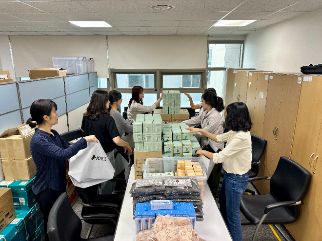 관리원 직원들이 위생용품을 포장 중인 모습.(사진=국토안전관리원)