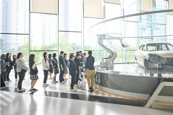 세그루패션디자인고 학생들이 지난 10월 1일 ‘현대모터스튜디오’를 방문, 로봇 자동화 공정 과정에 대한 설명을 듣고 있다.