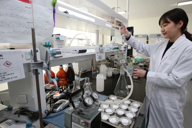 사진설명_인천환경공단 환경연구소 직원이 수질실험을 하고 있다. / 인천시청