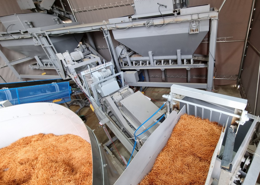 PET 섬유복합체 혼합 과정 및 숏크리트 시공 모습. (사진=DL건설)