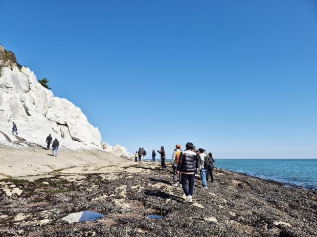 인천시출입연합기자단이 분바위를 탐방하고 있다.