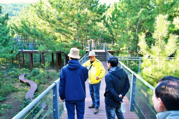 인천시출입연합기자단들이 해설사에게 설명을 듣고 있다.