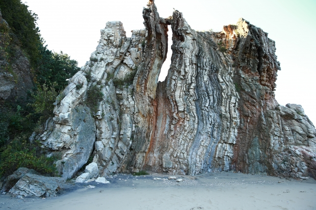 대청도 농여해변의 나이테바위(고목바위)가 오랜 세월의 결을 품은 채 바다 위에 서 있다. 밀물과 썰물의 흐름에 따라 드러나는 풀등(모래톱)을 걸으면, 바위와 파도, 하늘이 하나로 이어진 듯한 신비로운 풍경이 펼쳐진다.