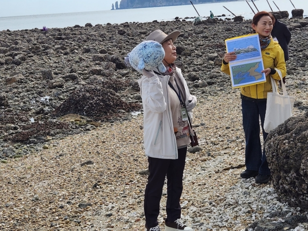 인천의 상징은 점박이물범을 보이며 해설사가 설명을 하고 있다.