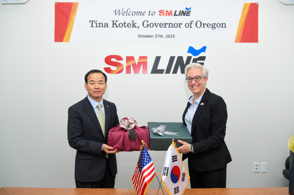 SM상선 강호준 대표이사(왼쪽)가 27일 본사가 위치한 서울 서대문구 SM그룹 신촌사옥에서 미국 오리건주 티나 코텍 주지사를 영접한 뒤 선물을 교환하며 기념촬영을 하고 있다.(사진=SM그룹)