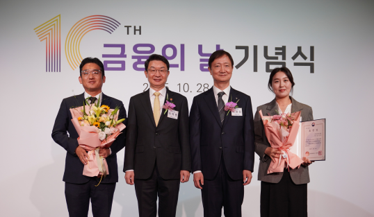 오른쪽부터 세람저축은행 엄문주팀장, 이찬진 금융감독원장, 이억원 금융위원장, 세람저축은행 박지훈 전무. 사진=세람저축은행