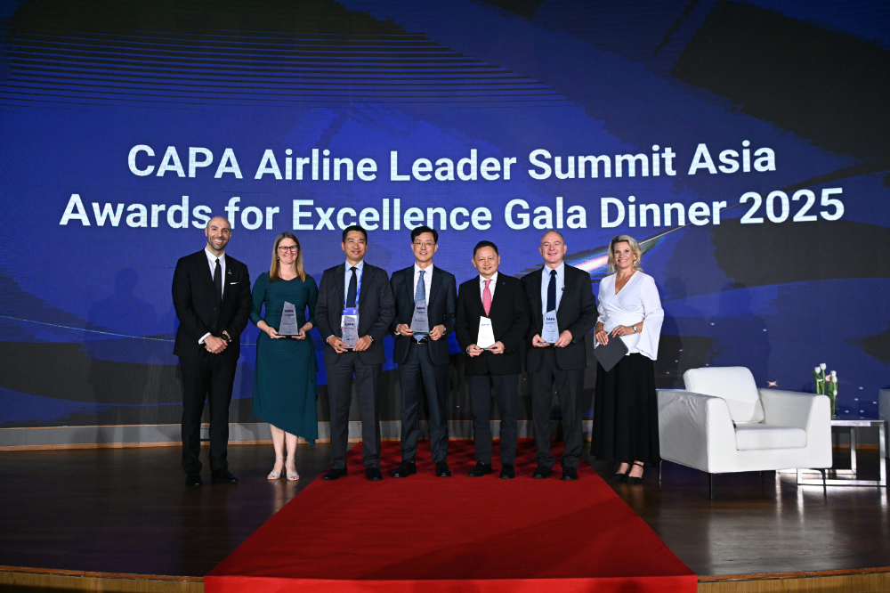 시상식에 참석한 김태준 대한항공 국제업무실장(왼쪽에서 네번째) 및 항공업계 관계자들이 기념사진을 촬영하는 모습..(사진=대한항공)