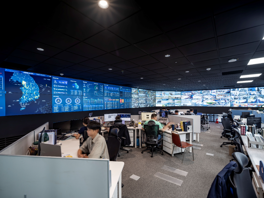 DL이앤씨 종합안전관제상황실.(사진=DL이앤씨)