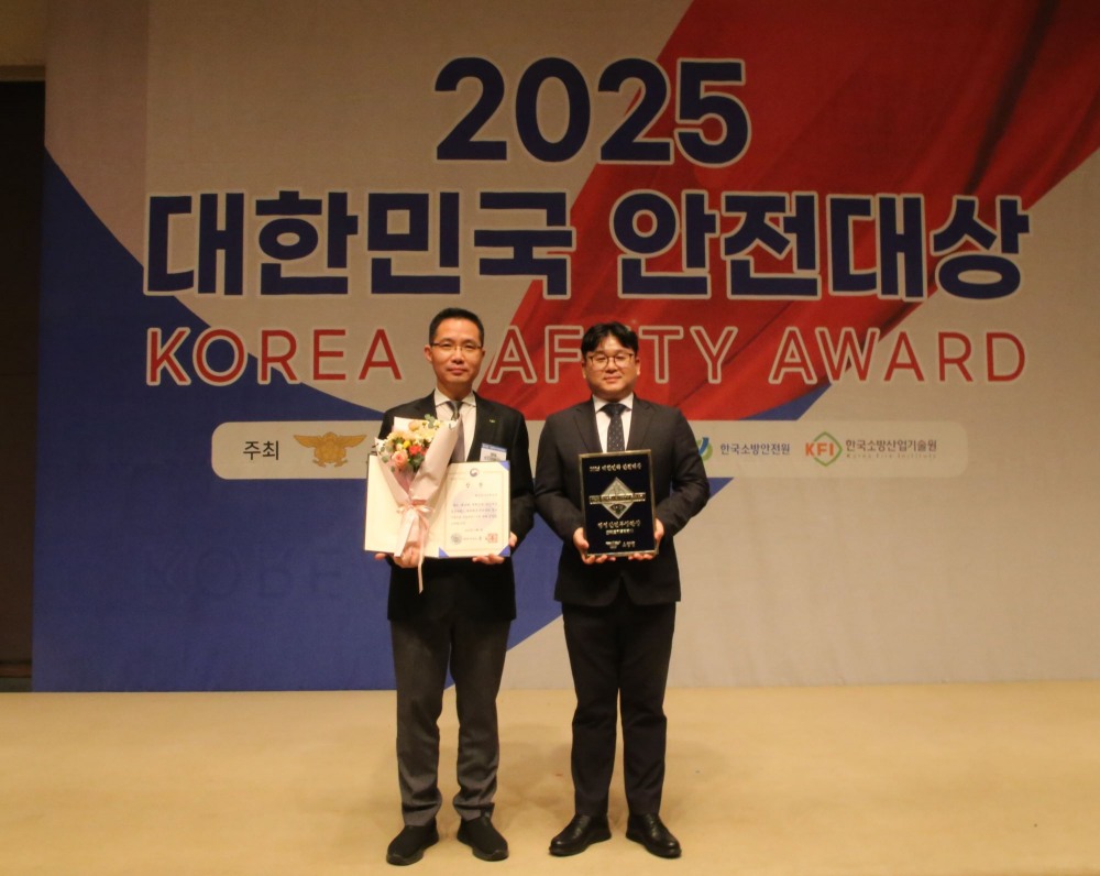 3일 서울 중구 한국프레스센터에서 열린 ‘제24회 대한민국 안전대상’ 시상식에서 한국토지주택공사 직원들이 행정안전부 장관상 수상 기념사진을 촬영하고 있다.(사진=LH)