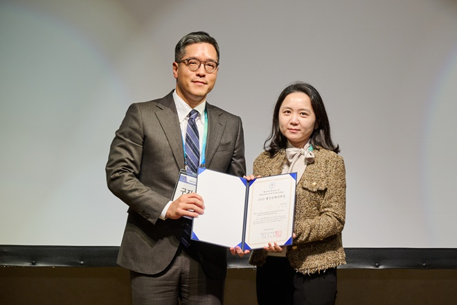 은성의료재단 좋은병원들 구자성 이사장(왼쪽)이 성균관의대 김성은 교수에게 좋은문화의학상을 수여하고 기념촬영.(사진제공=좋은문화병원)