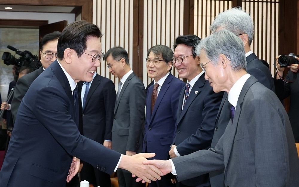악수하는 이재명 대통령과 조희대 대법원장(사진=연합뉴스)