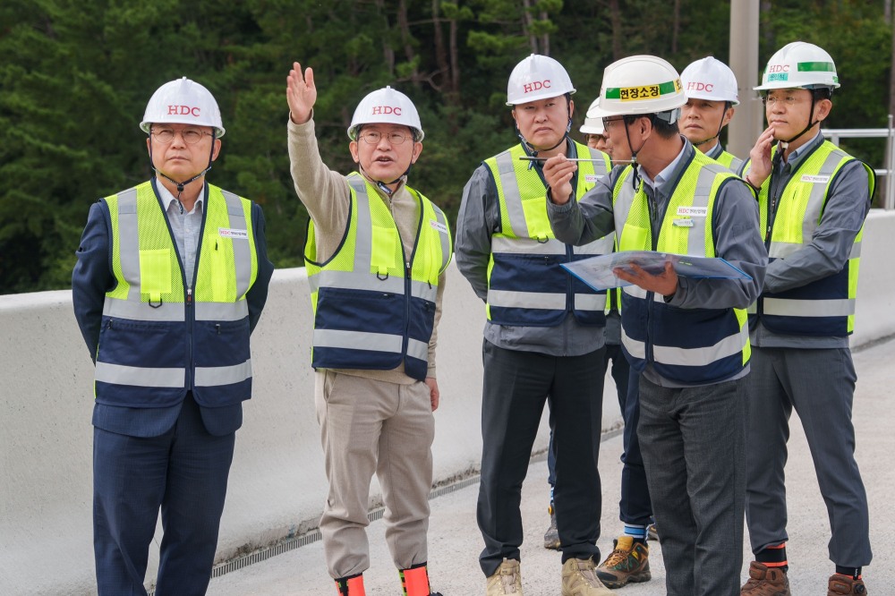 (왼쪽부터) 조태제 HDC현대산업개발 대표이사(CSO), 정경구 HDC현대산업개발 대표이사(CEO), 김영한 HDC현대산업개발 인프라본부장.(사진=HDC현대산업개발)