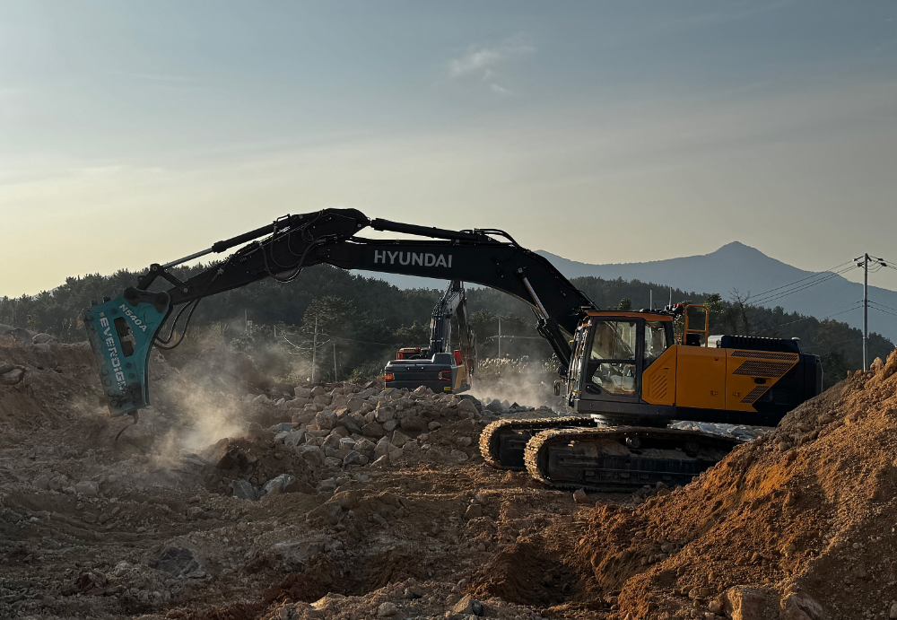 포스코이앤씨 원격제어 굴착기 실증.(사진=포스코이앤씨)