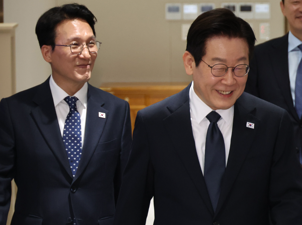 이재명 대통령과 국무회의 입장하는 김민석 국무총리(사진=연합뉴스)