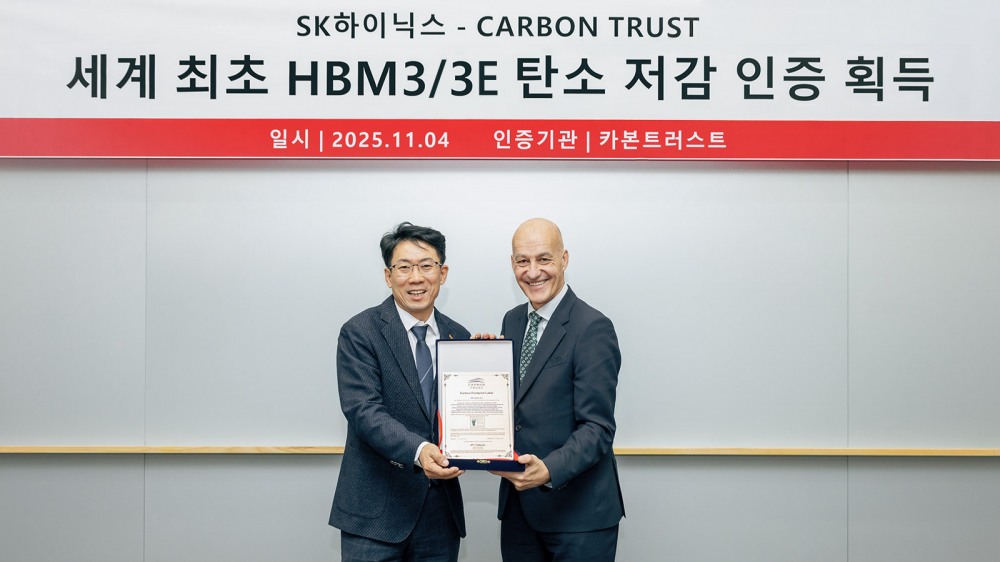 4일 이천 SK하이닉스 본사에서 진행된 카본트러스트 인증서 수여식에서 SK하이닉스 이병기 제조기술담당 부사장(왼쪽)과 카본트러스트 휴 존스(Hugh Jones) 인증 총괄(오른쪽)이 기념 사진을 촬영하고 있다. 사진=SK하이닉스