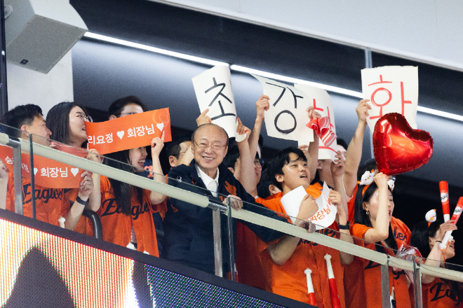 한화 김승연 회장, 이글스 한국시리즈 준우승 격려...“앞으로 더 높은 비상을 기대합니다”