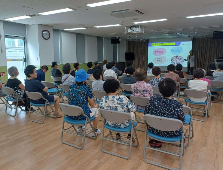 노년기 의약품 안전 사용 교육하는 모습