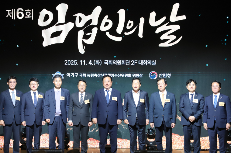 어기구 (가운데) 국회 농해수위 위원장 (사진=의원실)