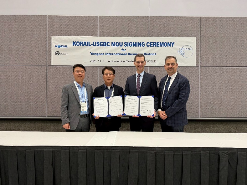 (왼쪽부터) 원형민 코레일 신성장사업본부장, 이성형 코레일 상임이사, 피터 템플턴 USGBC 회장, 안젤로 페트릴로 USGBC 최고성장책임자(CGO).(사진=코레일)