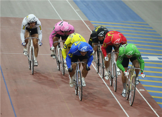 광명스피돔에서 경주에 출전한 선수들이 치열한 경합을 벌이고 있다. (사진=국민체육진흥공단)