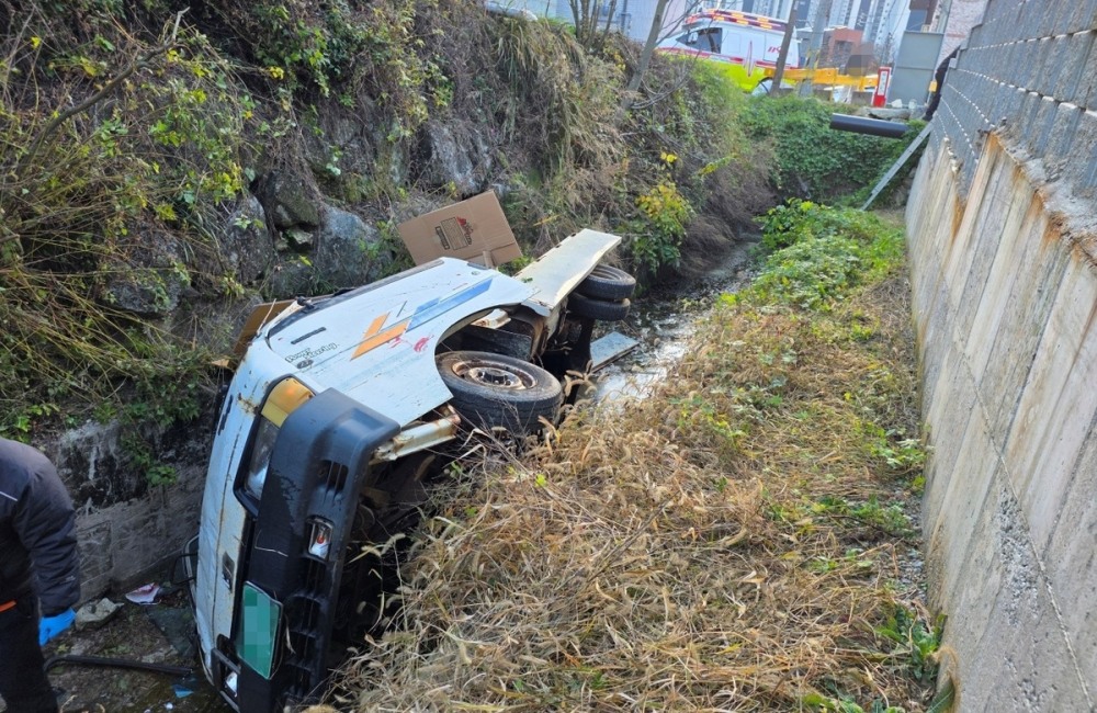 개울가로 떨어진 차량(사진=연합뉴스)