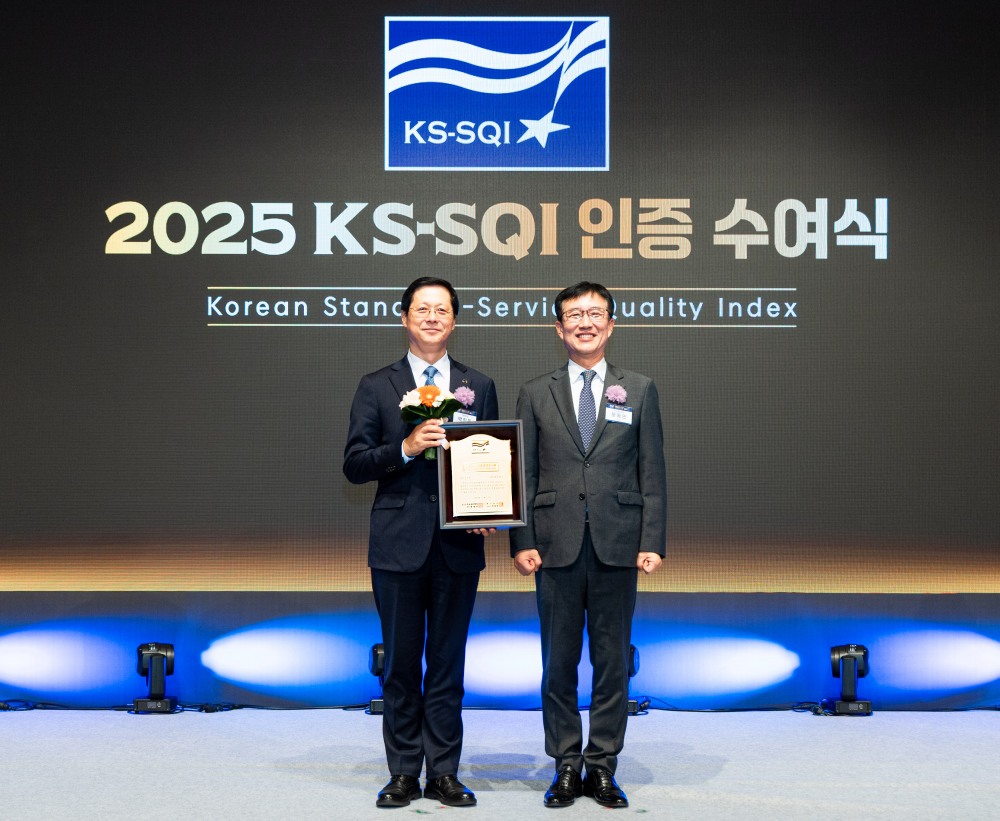 ‘2025 KS-SQI’ 인증 수여식에 참석한 박희돈 대한항공 경영전략본부장(왼쪽)이 문동민 한국표준협회 회장과 기념 사진을 촬영하는 모습.(사진=대한항공)