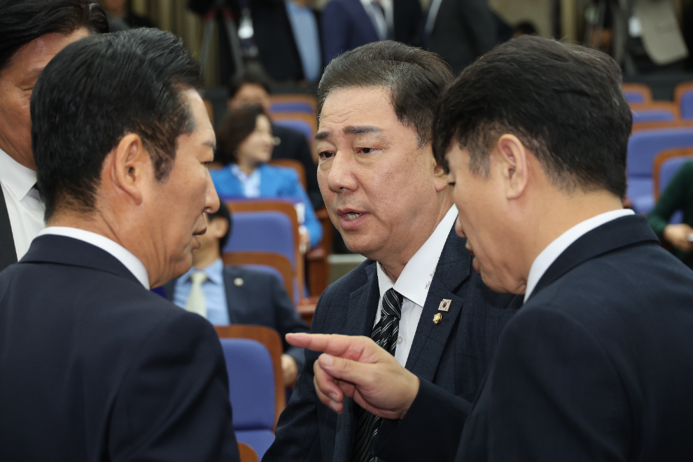 대화하는 정청래-김병기-문진석(사진=연합뉴스)