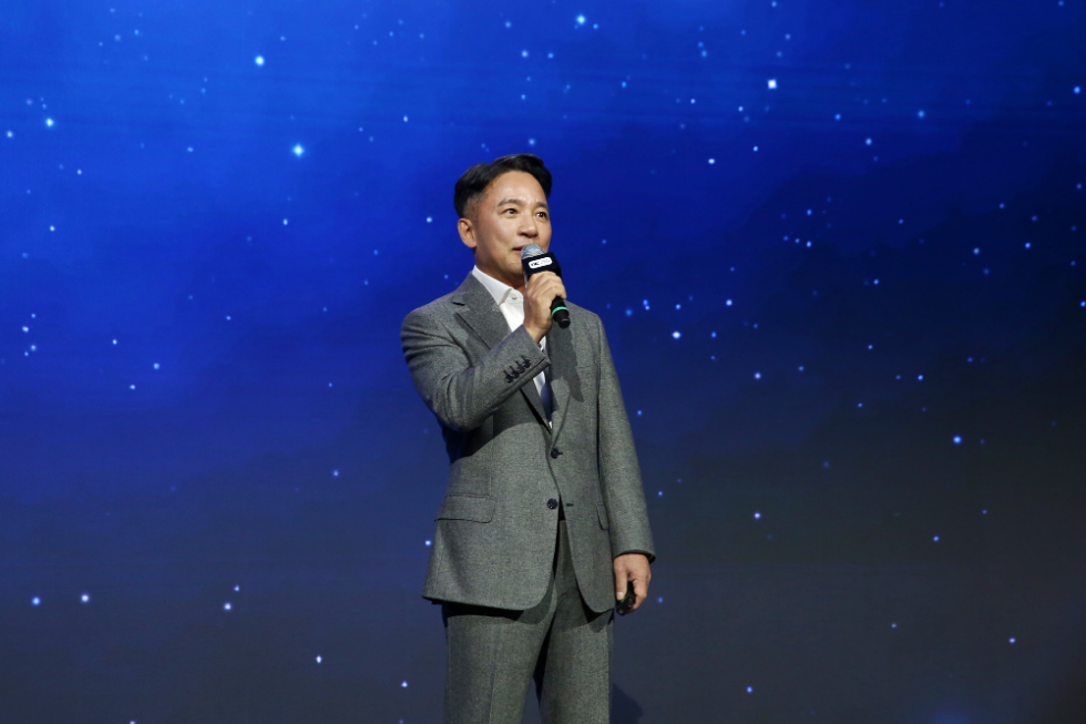 엔씨소프트 김택진 최고창의력책임자(CCO)가 지스타 2025 오프닝 세션에서 기조연설을 진행하고 있다. 사진=엔씨소프트