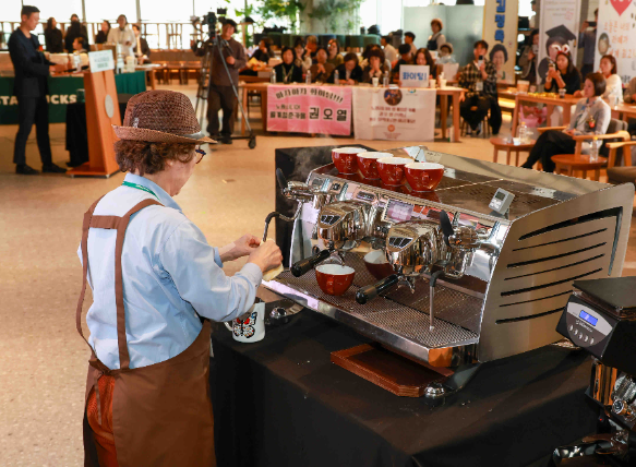 스타벅스, 시니어 바리스타 라떼아트 대회 열어