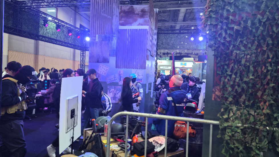 BSG게임즈 부스에서 스캐브 보스와 PMC 등 코스플레이어들이 포즈를 취하고 있다. 사진=로이슈